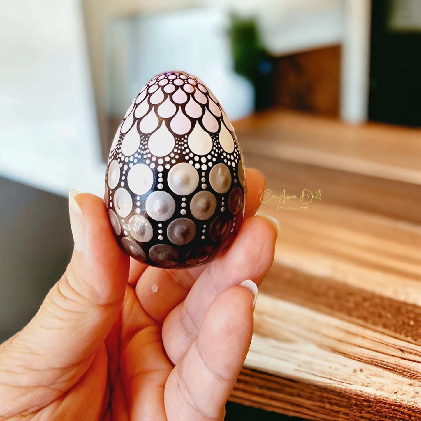 Petit oeuf décoratif en plâtre peint à la main- Dégradés de violet et gris métallisé– Pointillisme artistique unique (Copie)