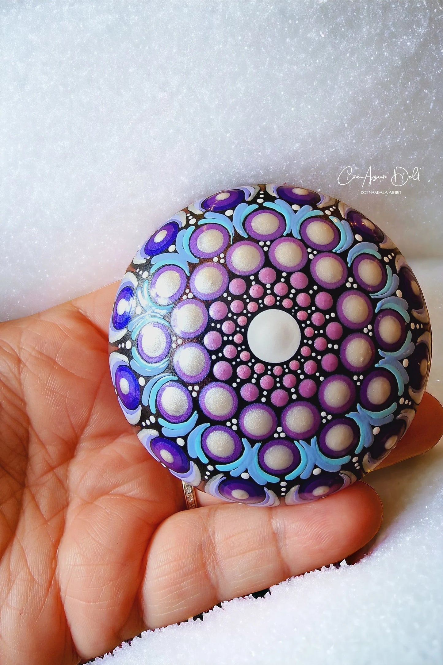 Petite pierre mandala en pointillsme bleu mauve nacré