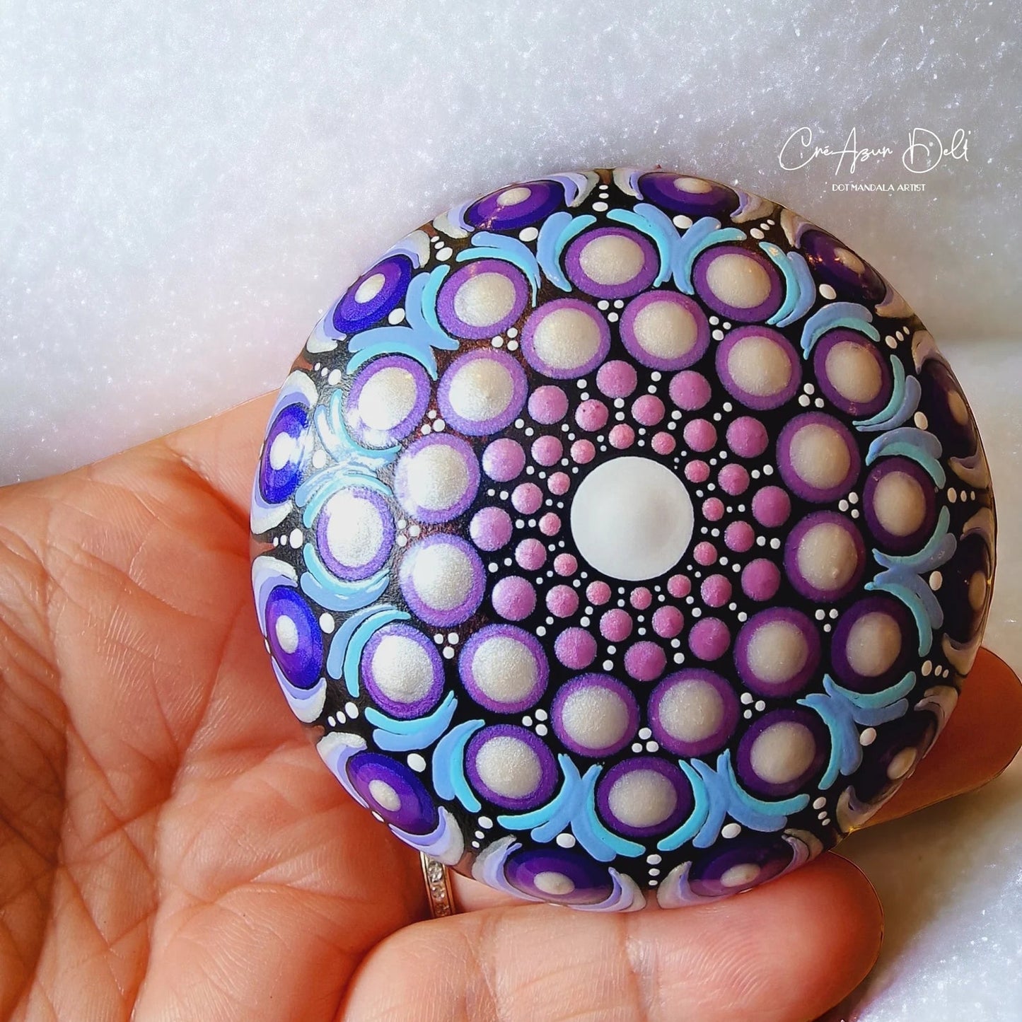 Petite pierre mandala en pointillsme bleu mauve nacré "Méditation & décoration"