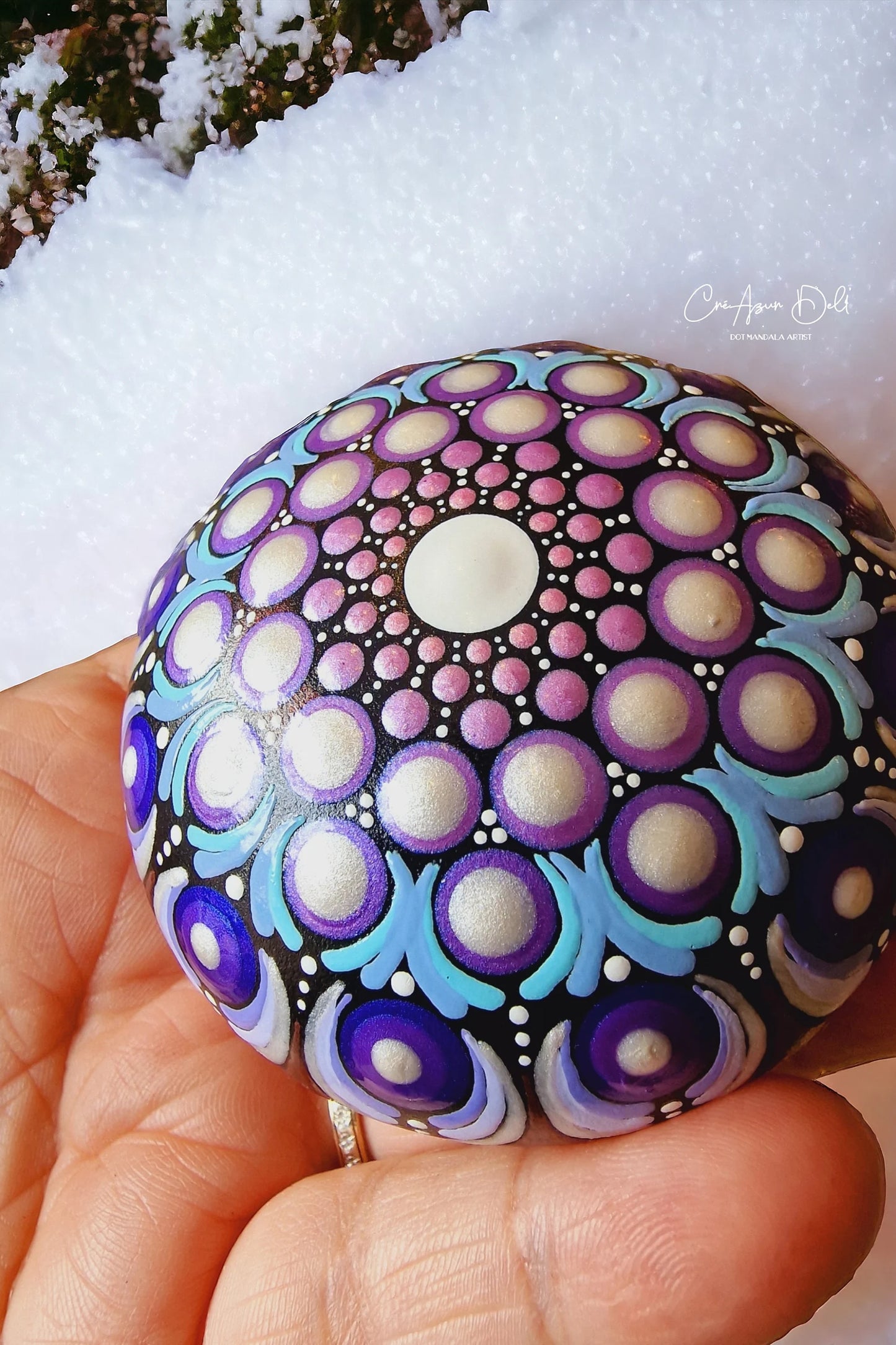 Petite pierre mandala en pointillsme bleu mauve nacré