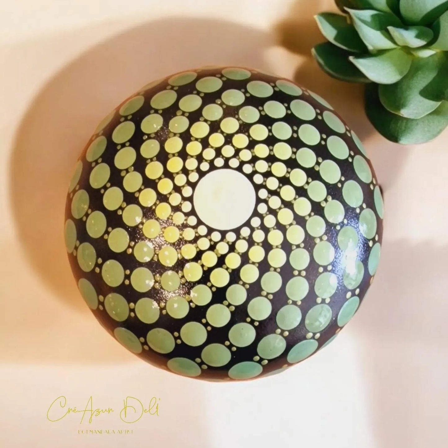 Petite pierre mandala en pointillisme vert et cuivré "Méditation & décoration"