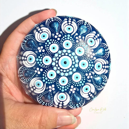Pierre de méditation ou décorative mandala bleu et blanc - Oeil de protection
