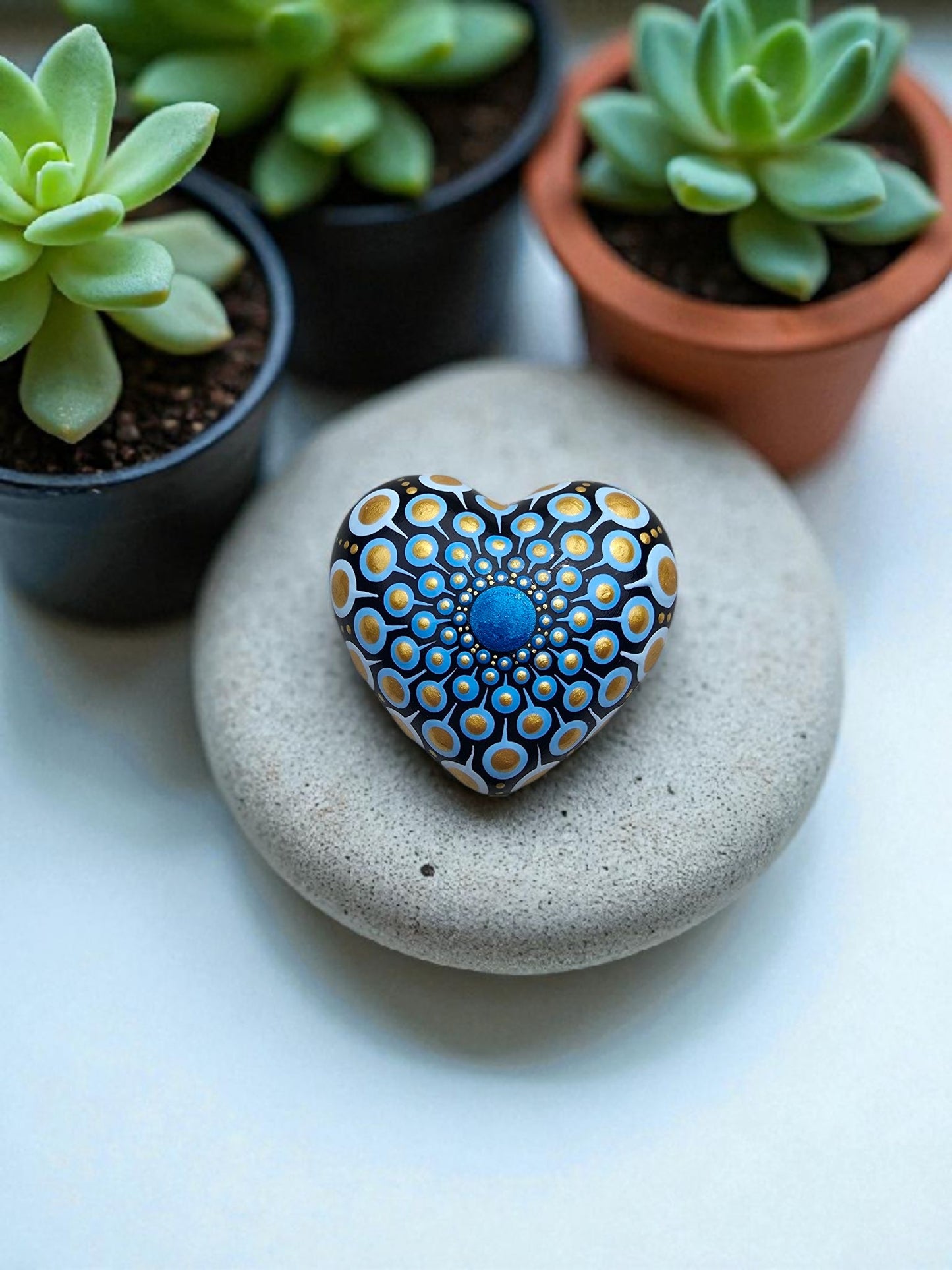 Petit coeur blanc mandala en pointillisme bleu et doré