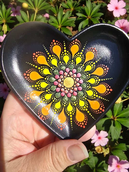 Coupelle à bijoux cœur mandala jaune, orange, fuchsia, vert pailleté & doré en pointillisme