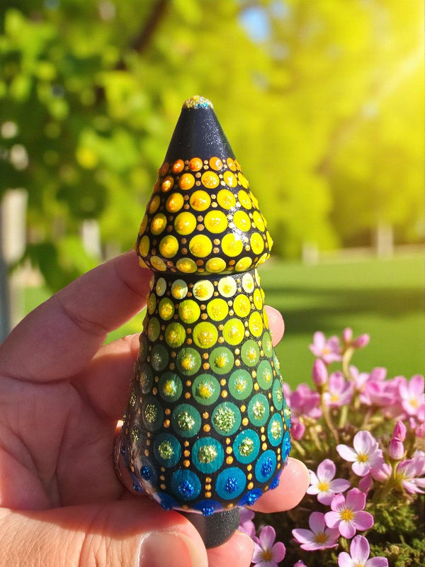 Lot de 3 sapins en bois artisanaux, peints à la main selon la technique du pointillisme.