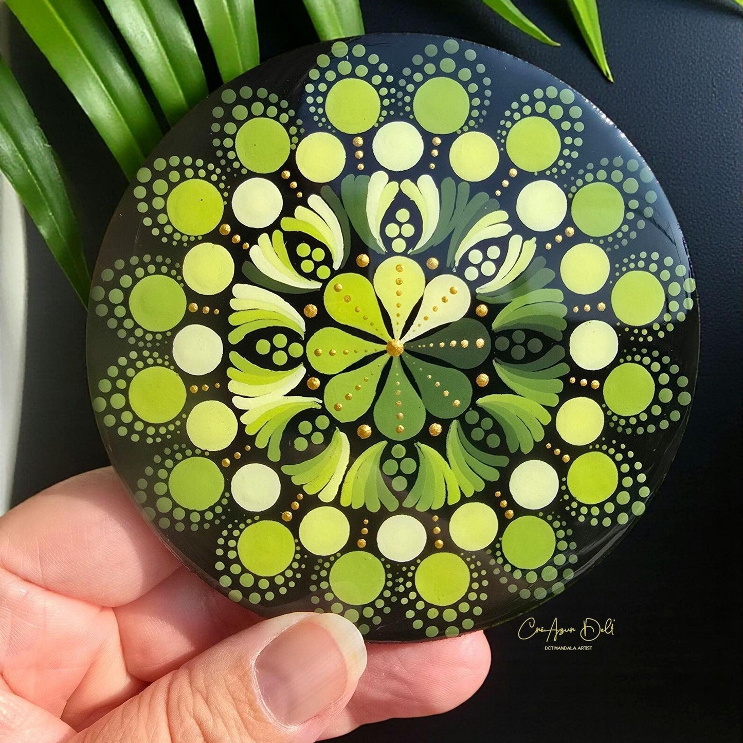 Dessous de verre mandala vert et doré en pointillisme – Bois & résine époxy