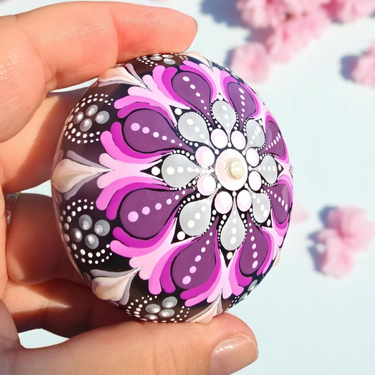 Petite pierre mandala en pointillisme violet & gris
