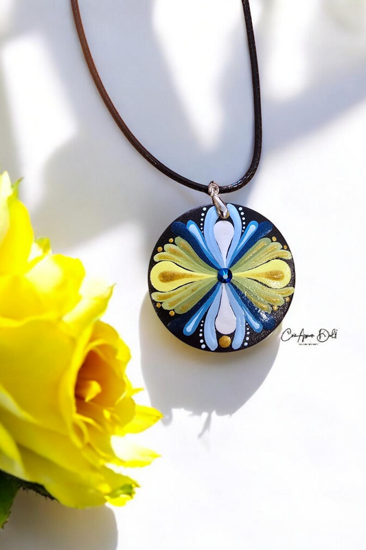 Collier mandala en bois bleu  vert et jaune - strass bleu Swarovski