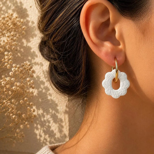 Pampilles blanches structurées - Fleurs ou oval ou rectangulaire - Bijoux artisanaux en polymère – Style minimaliste et bohème