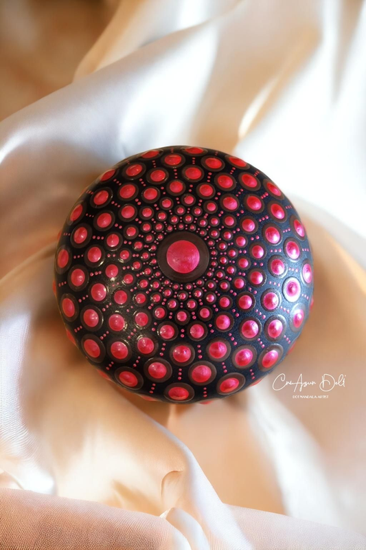 Pierre mandala pointillisme rouge nacré