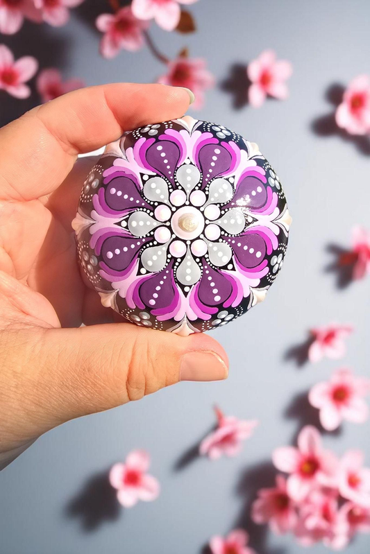 Petite pierre mandala en pointillisme violet & gris