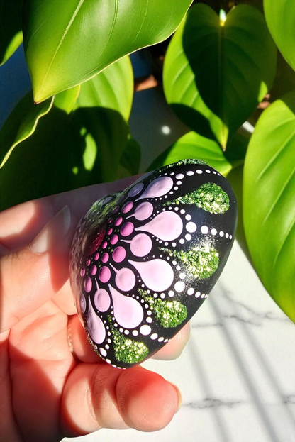 Petit coeur mandala en pointillisme rose et vert pailleté