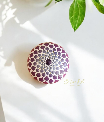 Petite pierre mandala en pointillisme violine nacré