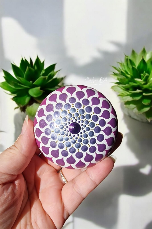 Petite pierre mandala en pointillisme violine nacré
