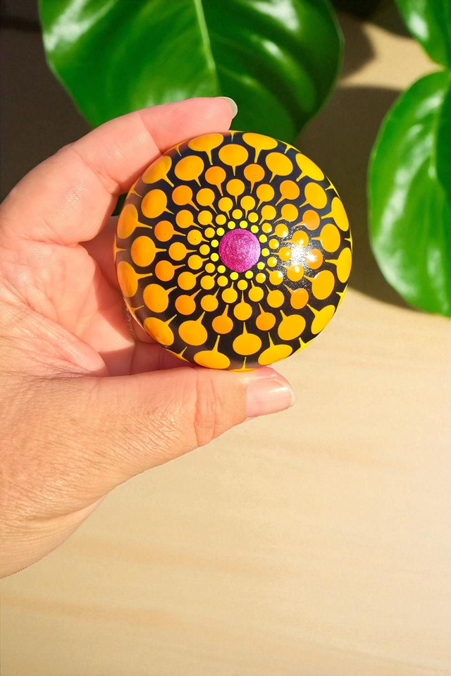 Petite pierre mandala pointillisme fuchsia & orange