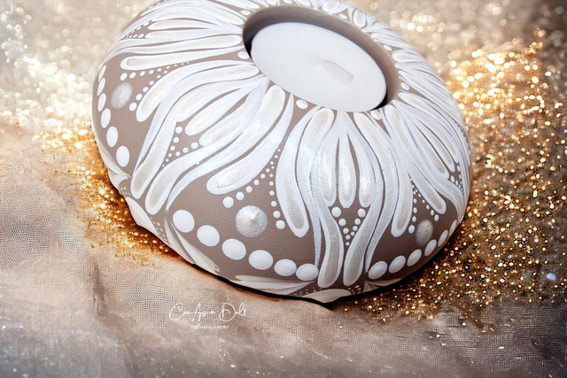 Bougeoir mandala en plâtre – Peint à la main blanc nacré sur taupe