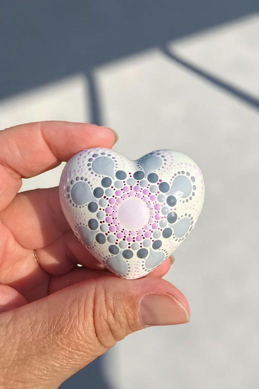 Petit coeur blanc mandala en pointillisme rose et gris