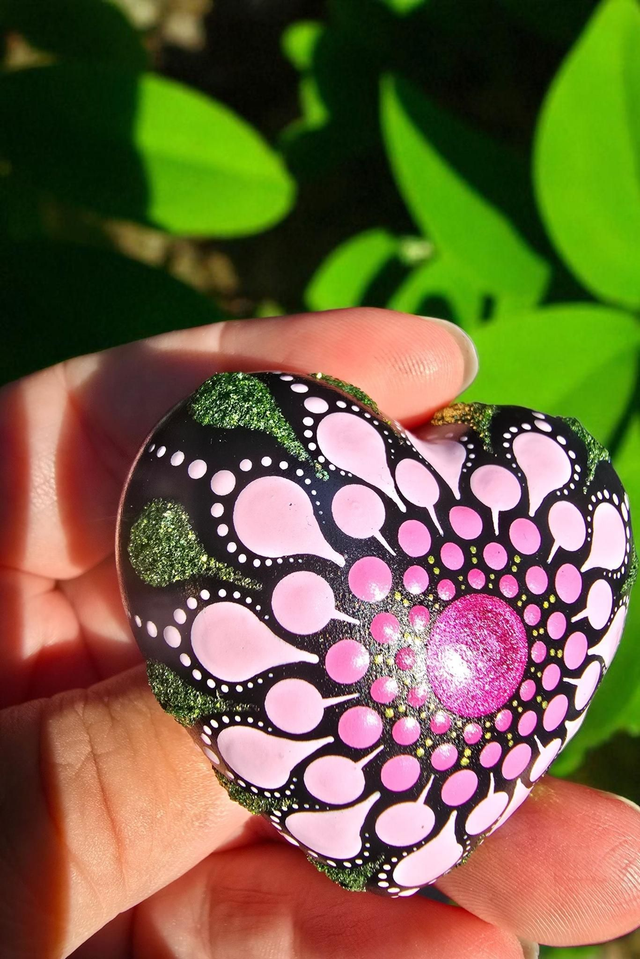 Petit coeur mandala en pointillisme rose et vert pailleté