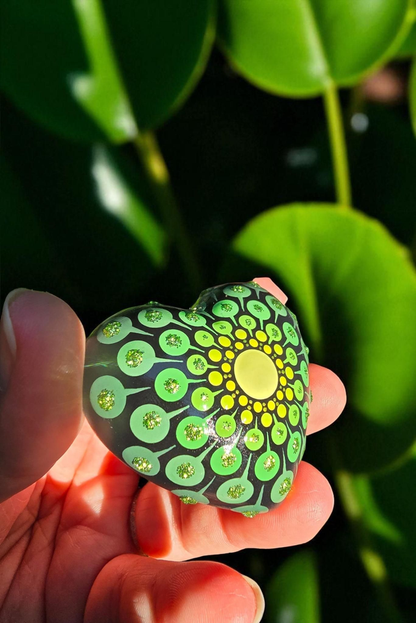 Petit coeur mandala en pointillisme vert pailleté