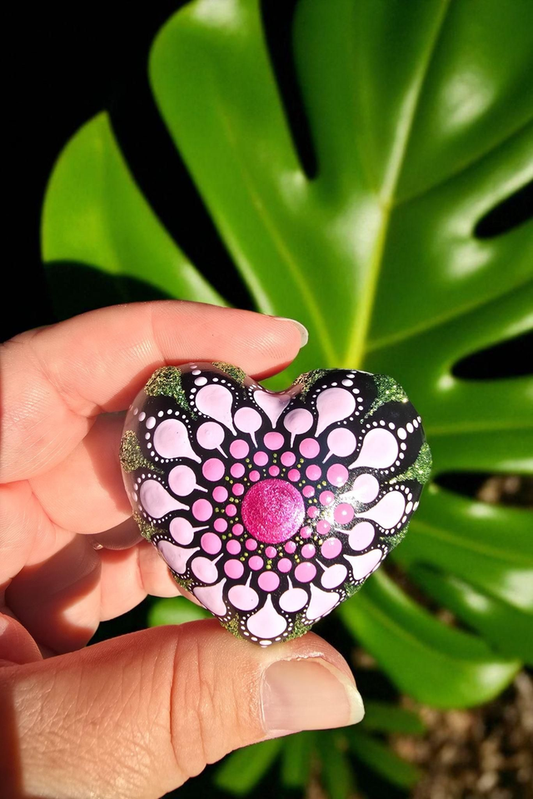 Petit coeur mandala en pointillisme rose et vert pailleté