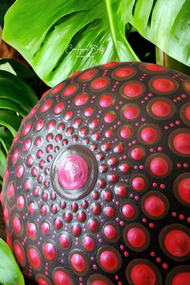 Pierre mandala pointillisme rouge nacré