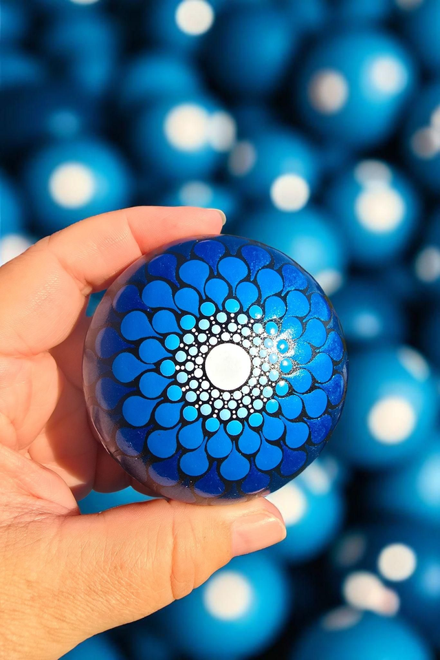 Petite pierre mandala en pointillsme bleu métallisé