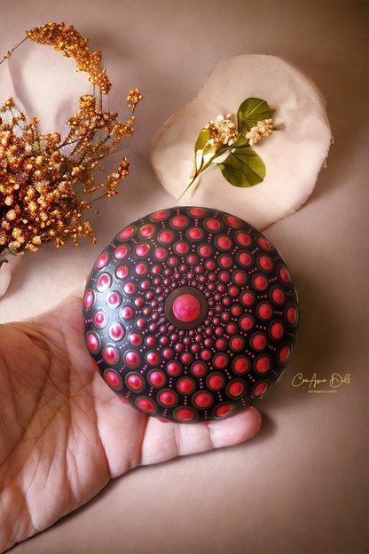 Pierre mandala pointillisme rouge nacré