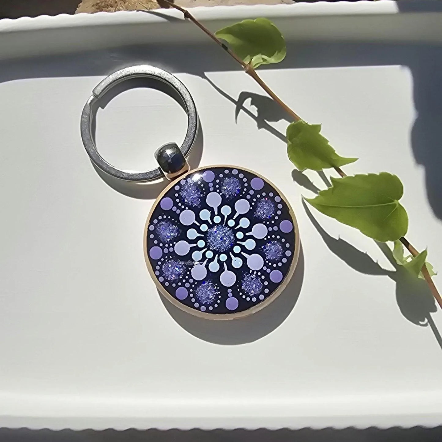 Porte-clés rond mandala peint recto verso violet pailleté