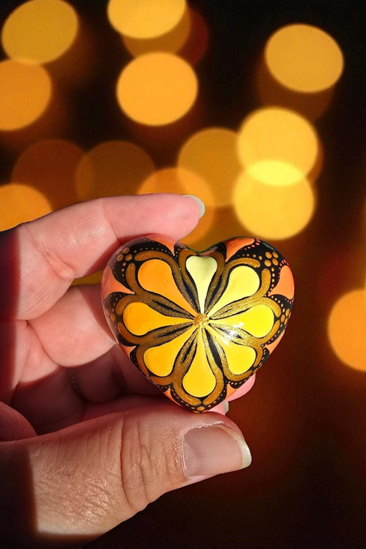 Petit coeur mandala en pointillisme orange et doré