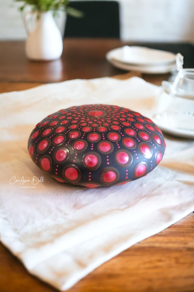 Pierre mandala pointillisme rouge nacré