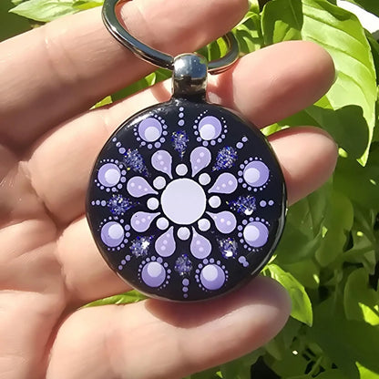 Porte-clés rond mandala peint recto verso violet pailleté