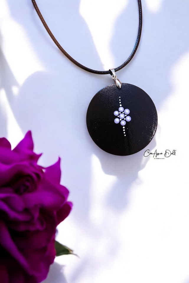 Collier mandala en bois mauve & violet- strass blanc Swarovski