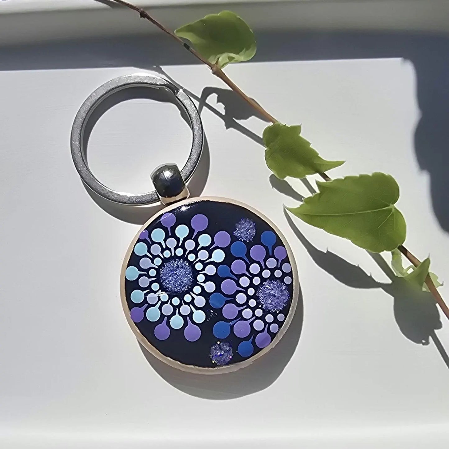 Porte-clés rond mandala peint recto verso violet pailleté