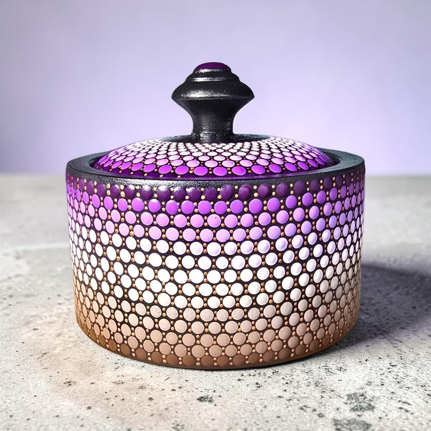 Boîte à bijoux en bois peinte à la main – Mandala en pointillisme dégradés de violet et taupe
