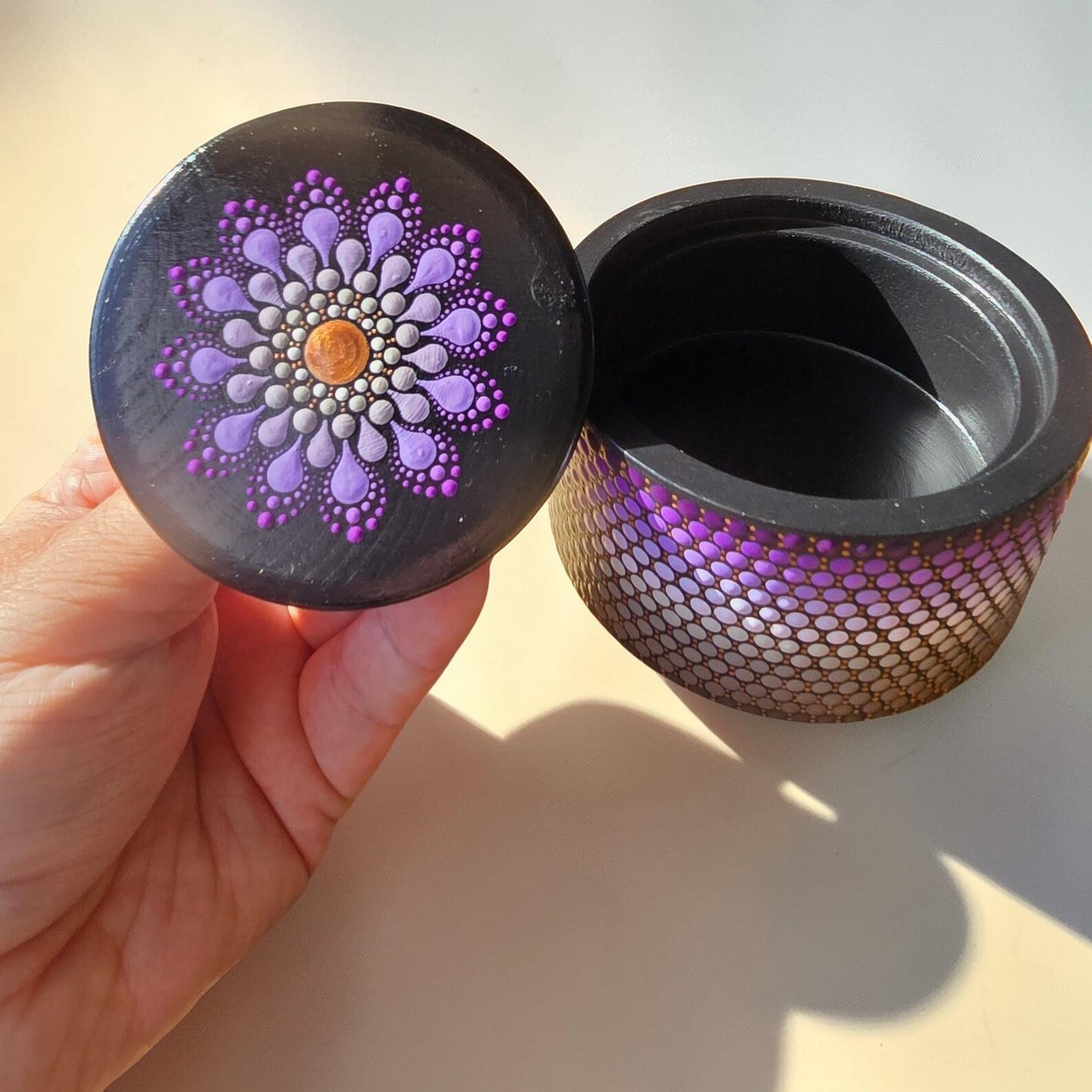 Boîte à bijoux en bois peinte à la main – Mandala en pointillisme dégradés de violet et taupe