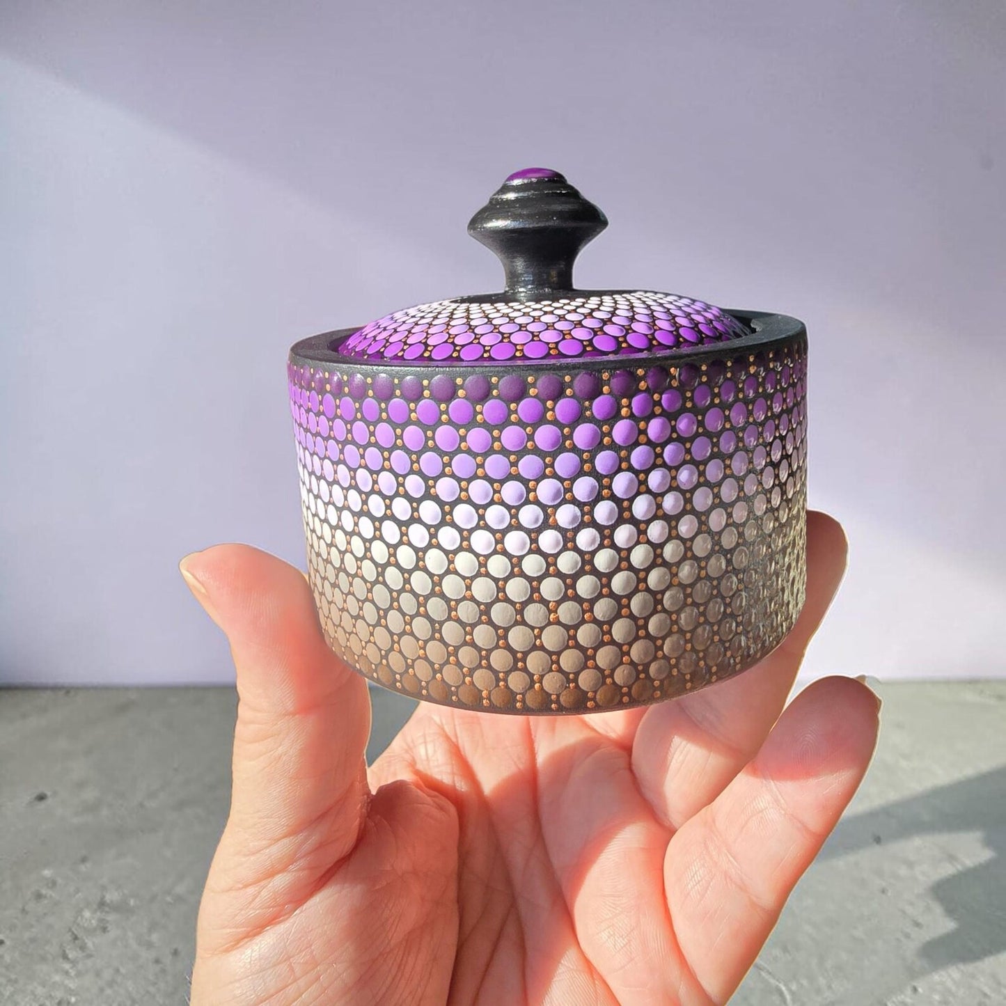 Boîte à bijoux en bois peinte à la main – Mandala en pointillisme dégradés de violet et taupe