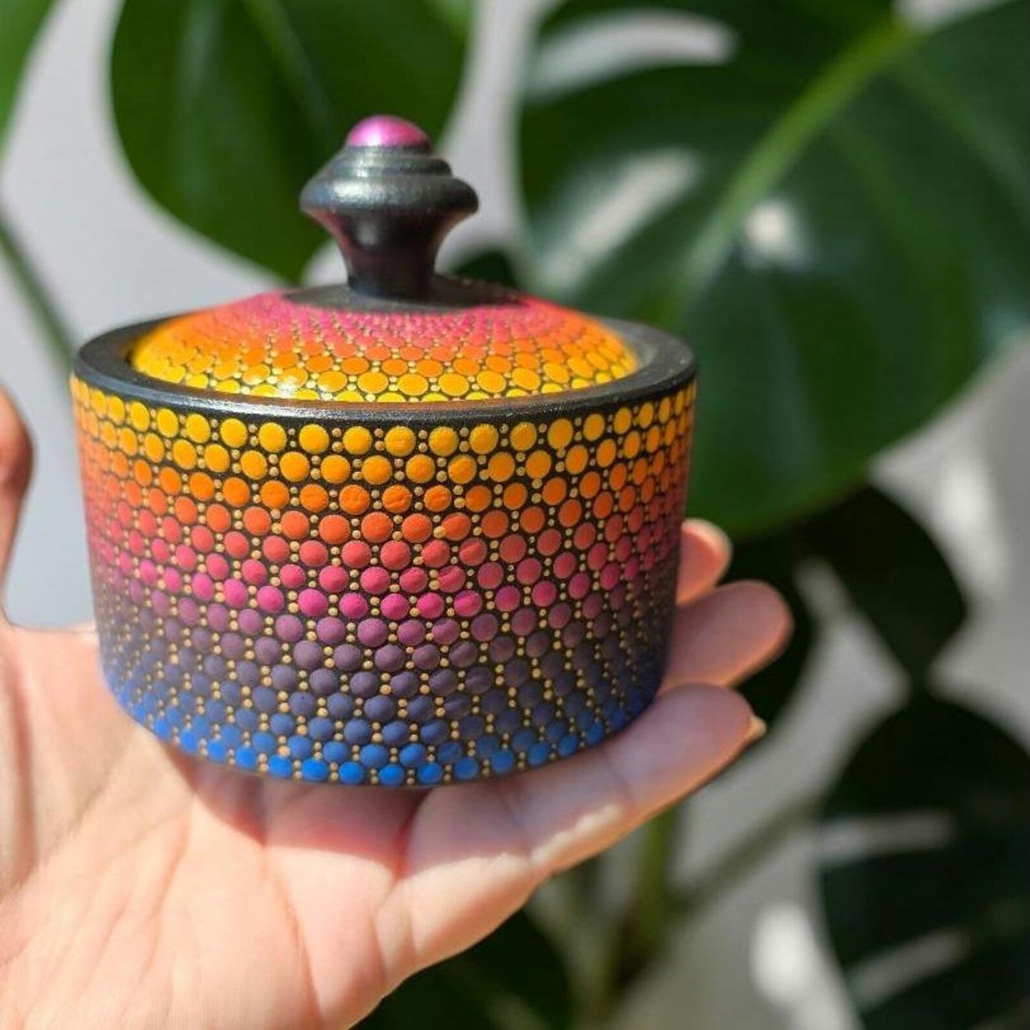 Boîte à bijoux en bois peinte à la main multicolore – Mandala en pointillisme