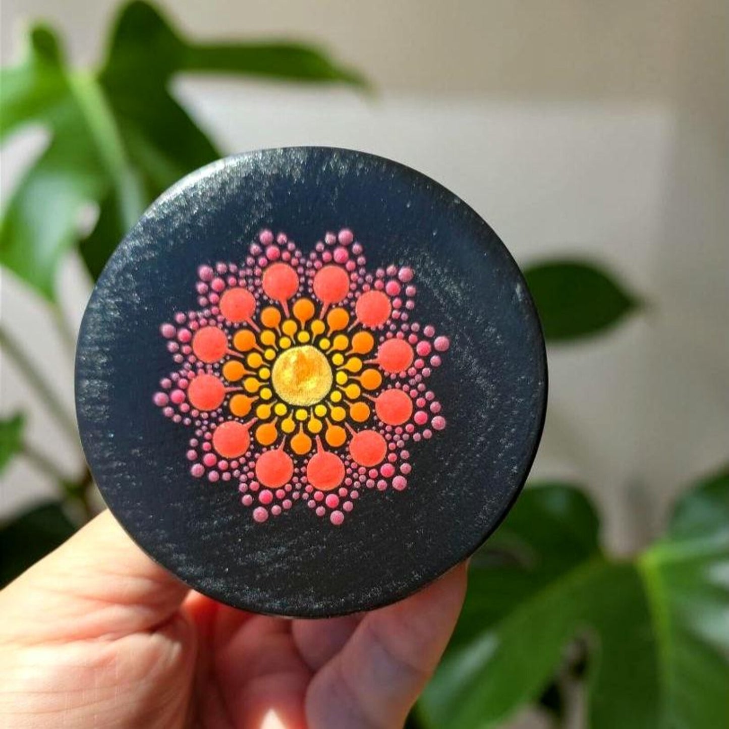 Boîte à bijoux en bois peinte à la main multicolore – Mandala en pointillisme