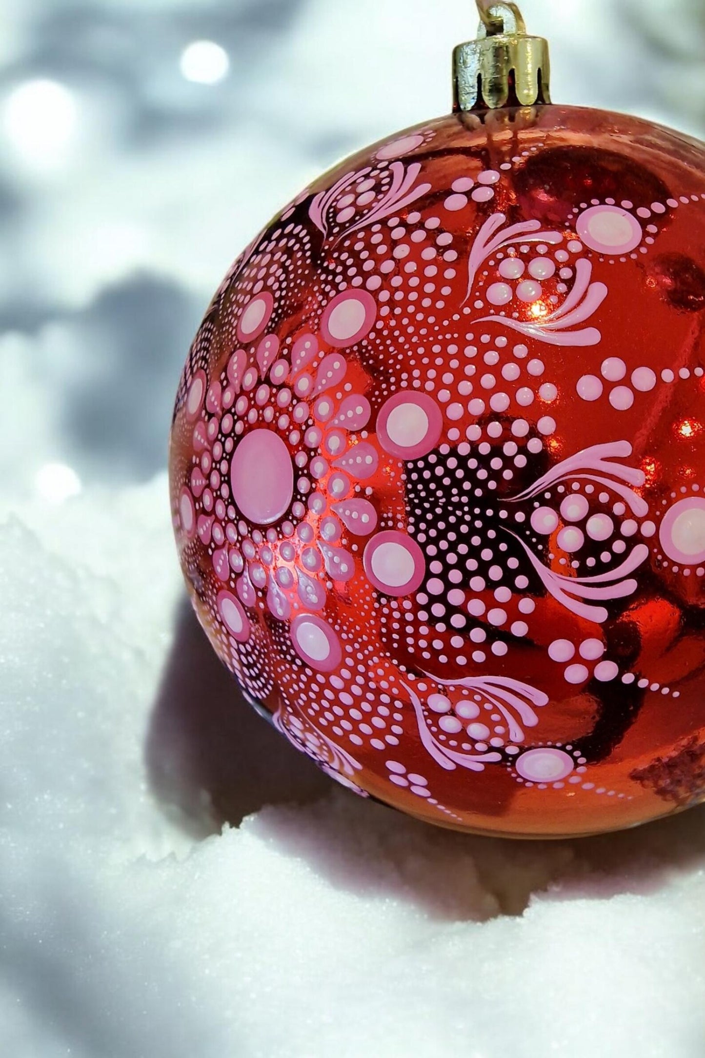 Grosse boule de noël rouge mandala pointillisme