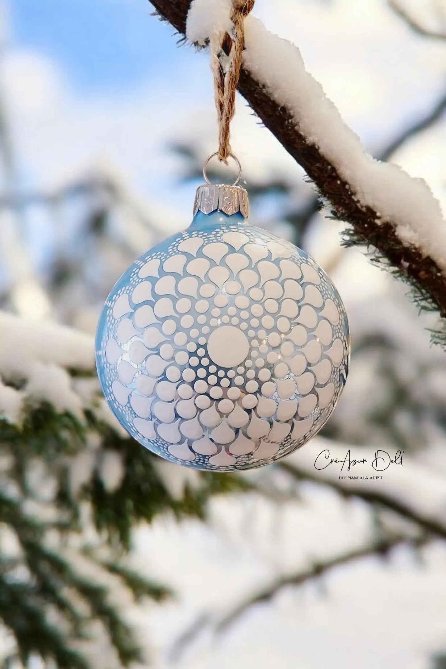 Boule de Noël en verre bleu ciel – Mandala blanc en pointillisme