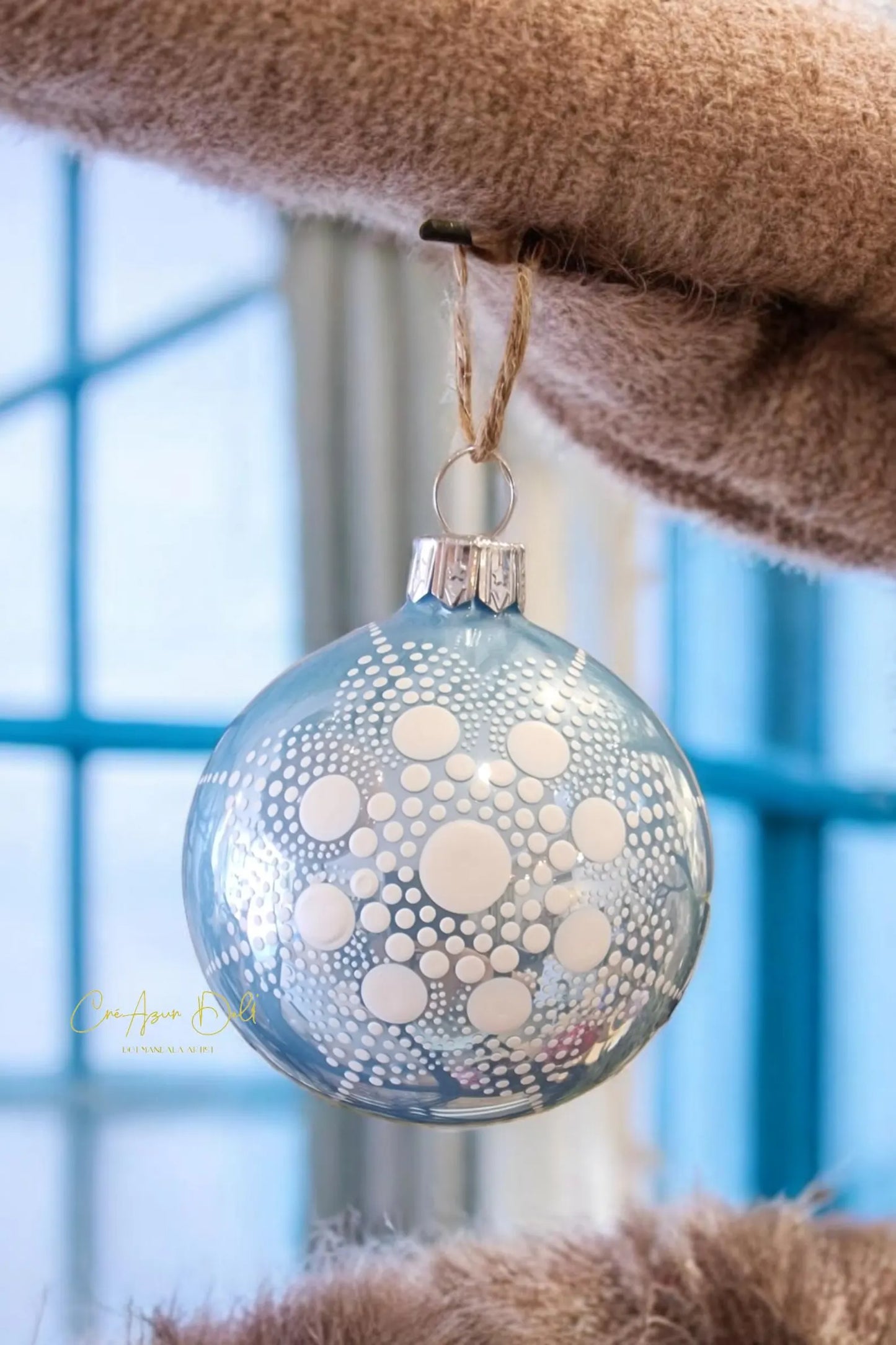 Boule de Noël en verre bleu ciel – Mandala blanc en pointillisme