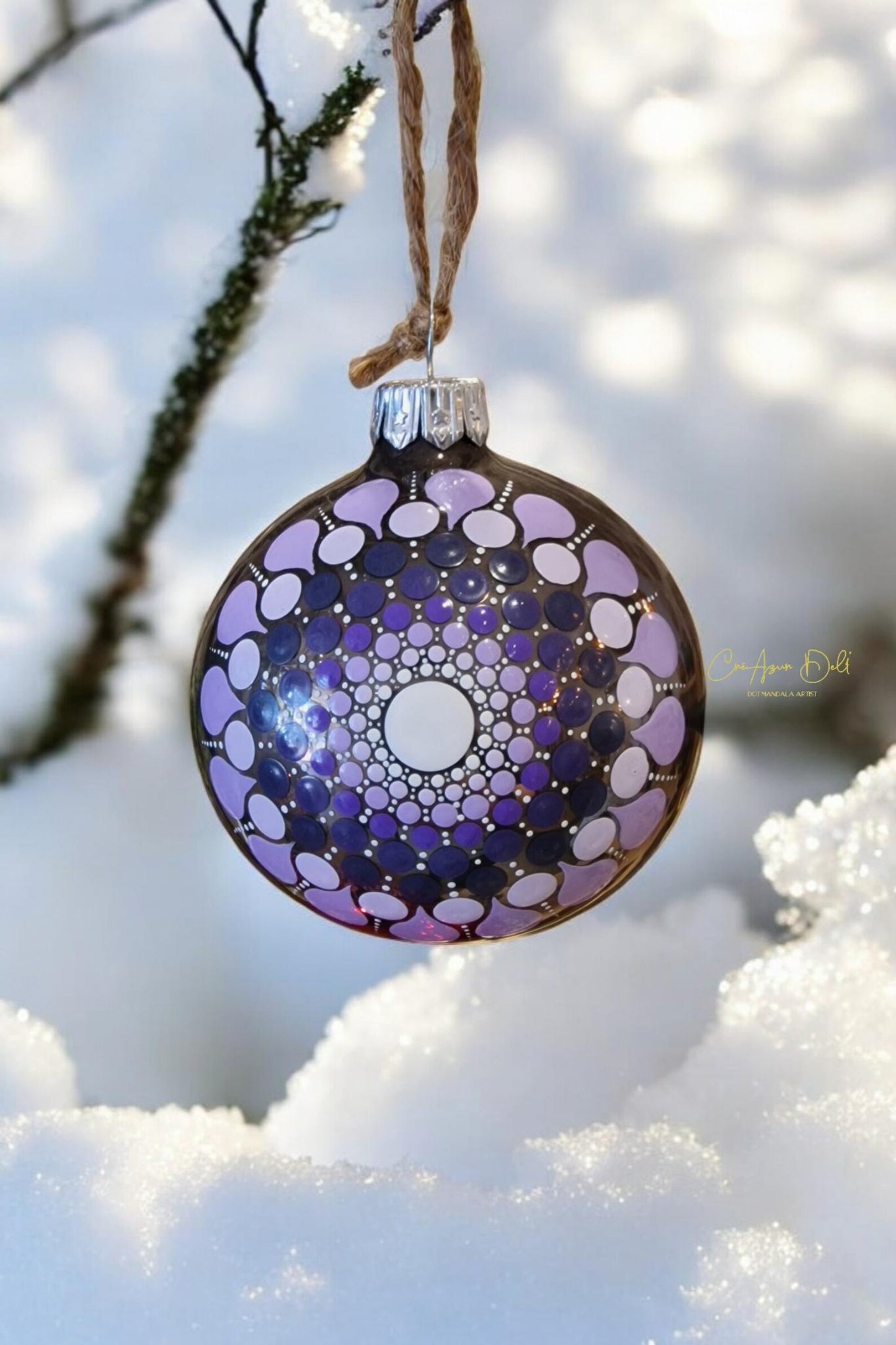 Boule de Noël en verre taupe – Mandala mauve en pointillisme