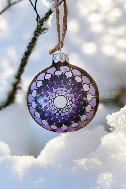 Boule de Noël en verre taupe – Mandala mauve en pointillisme