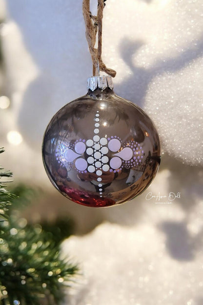 Boule de Noël en verre taupe – Mandala mauve en pointillisme