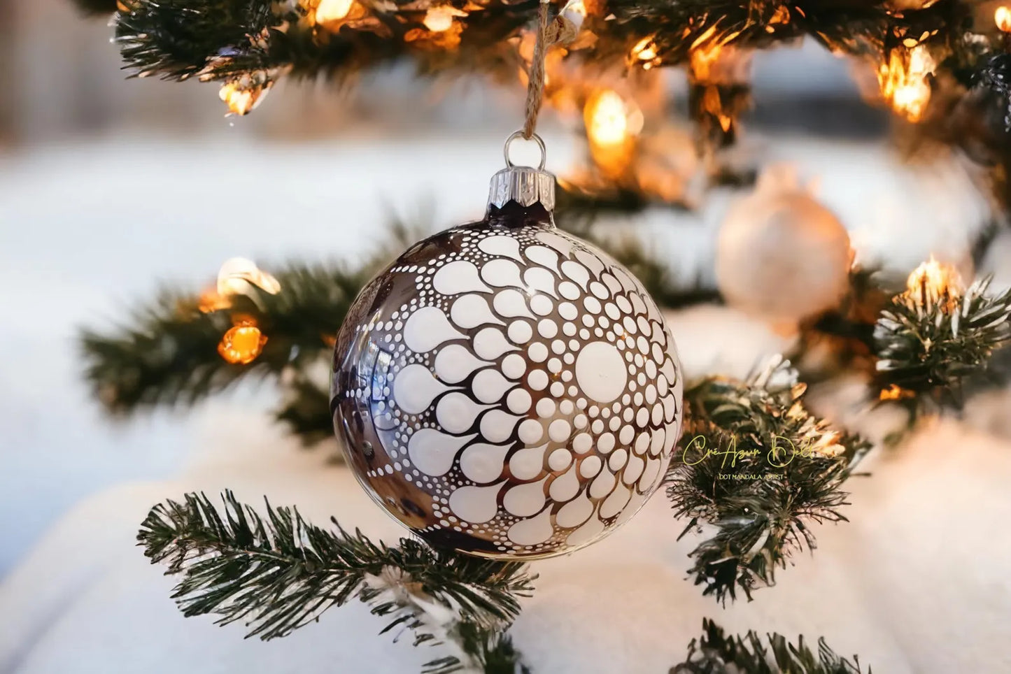 Boule de Noël en verre taupe – Mandala blanc en pointillisme