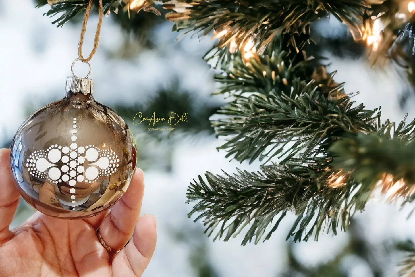 Boule de Noël en verre taupe – Mandala blanc en pointillisme