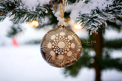 Boule de Noël en verre taupe – Mandala blanc en pointillisme
