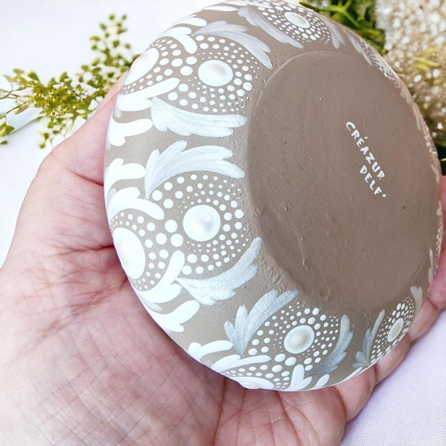 Bougeoir mandala en plâtre – Peint à la main blanc nacré sur taupe