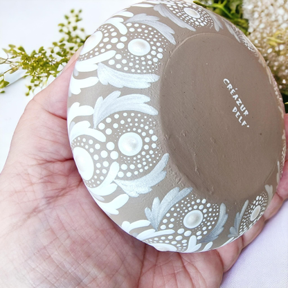 Bougeoir mandala en plâtre – Peint à la main blanc nacré sur taupe