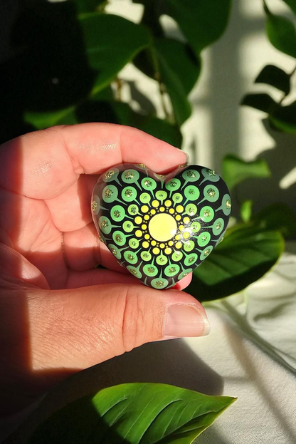 Petit coeur mandala en pointillisme vert pailleté